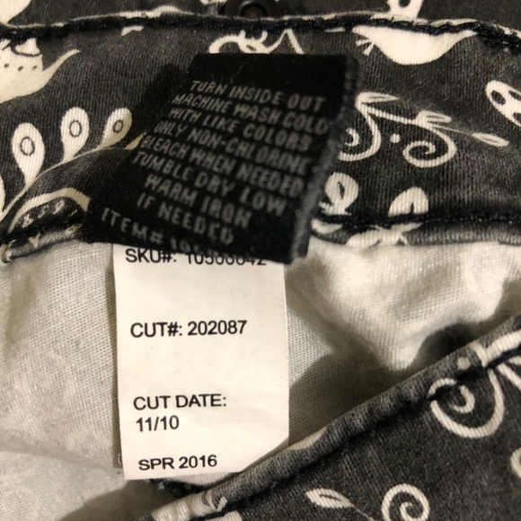 Disney Shorts Size 3 - Picture 8 of 9